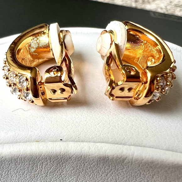 Swarovski NWT Clip Earrings Pave’ Crystals on Gold Tone Setting - Picture 10 of 12
